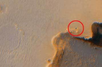 Το ρόβερ Opportunity φαίνεται στην άκρη του κρατήρα Βικτώρια