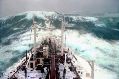 Γιγάντια κύματα τυλίγουν ένα πλοίο